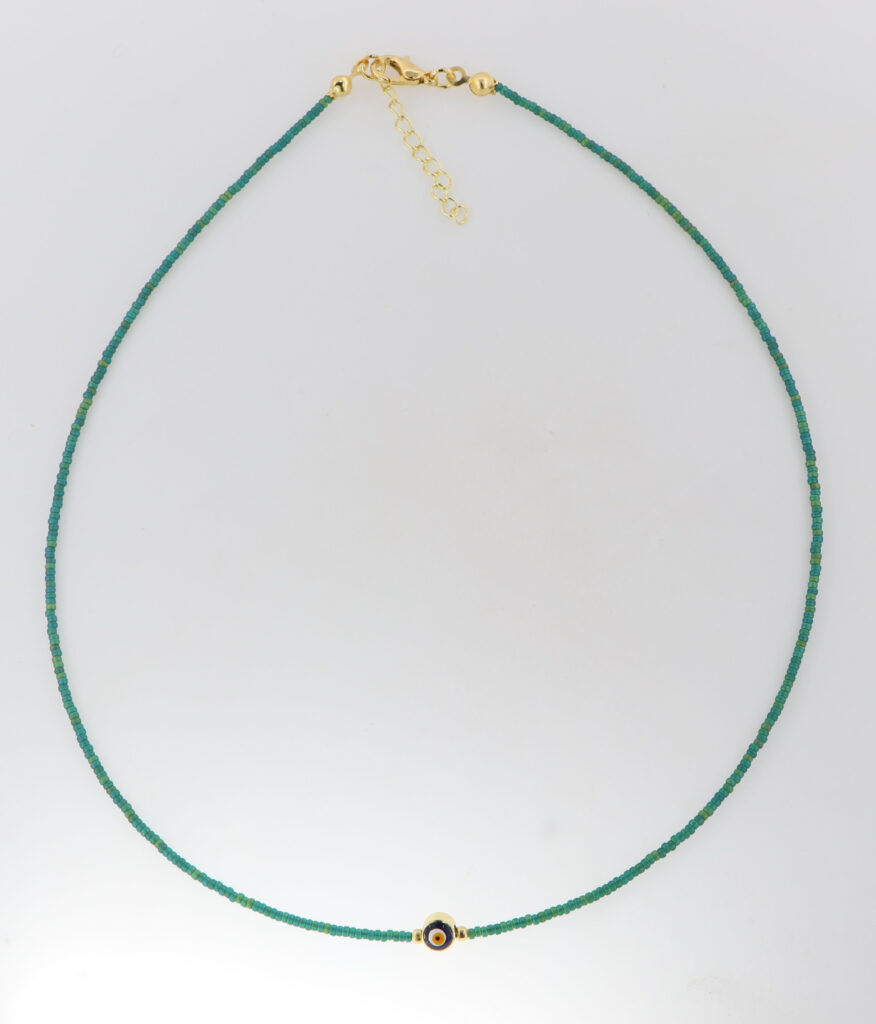 Κολιέ γυναικείο με ημιπολύτιμους λίθους και επιχρυσωμένες λεπτομέρειες.