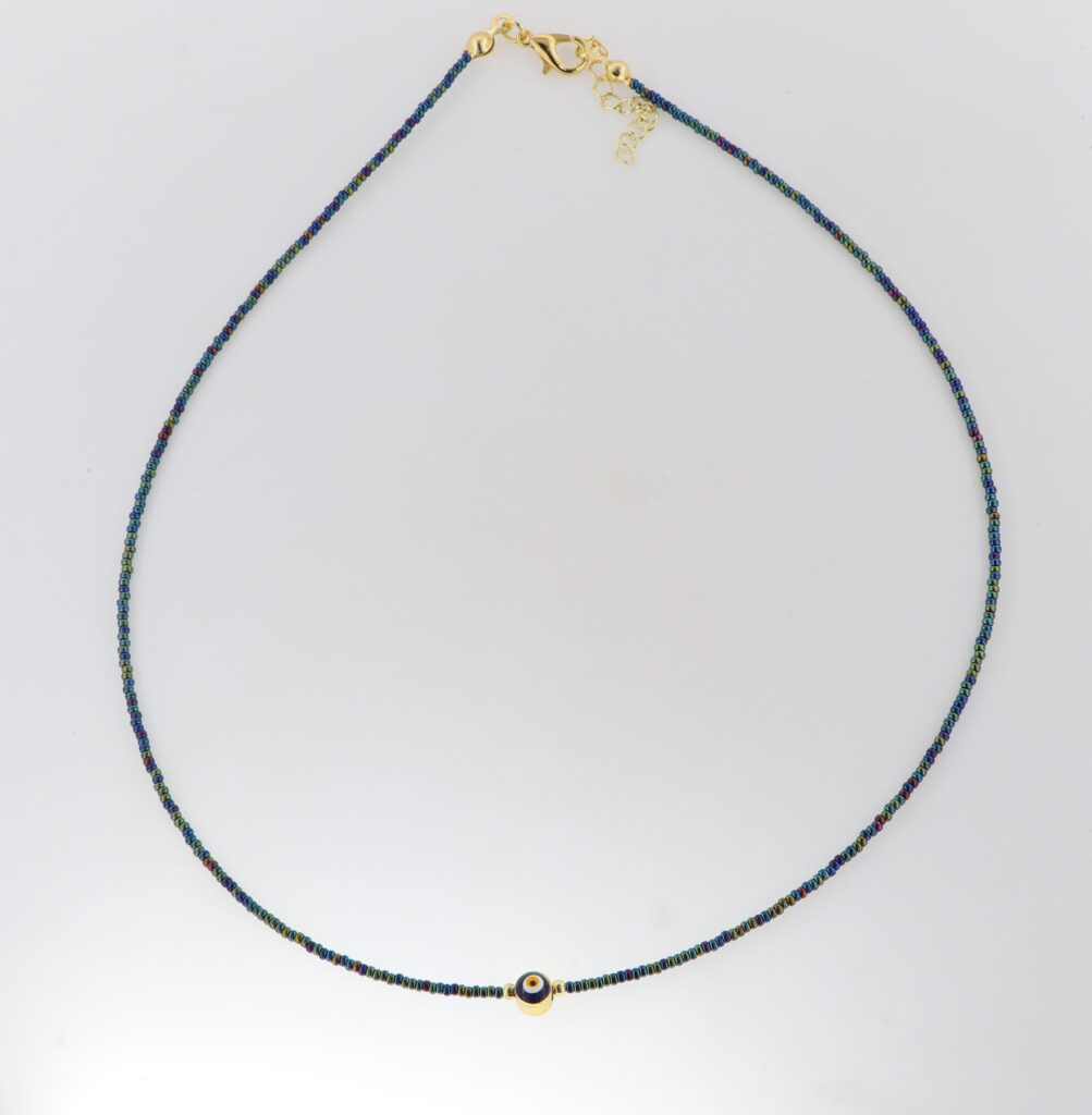 Κολιέ γυναικείο με ημιπολύτιμους λίθους και επιχρυσωμένες λεπτομέρειες.