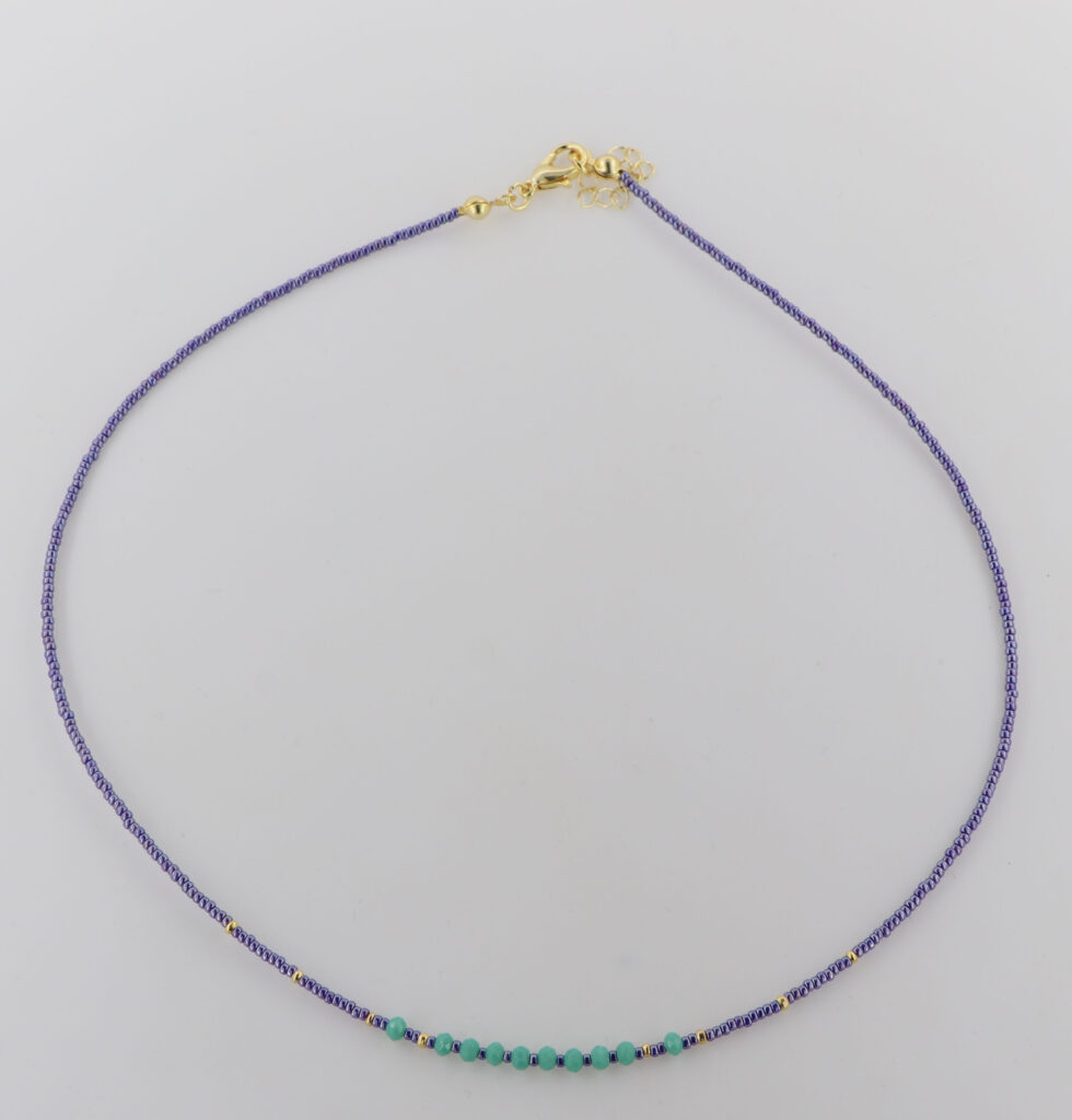 Κολιέ γυναικείο με ημιπολύτιμους λίθους και επιχρυσωμένες λεπτομέρειες.