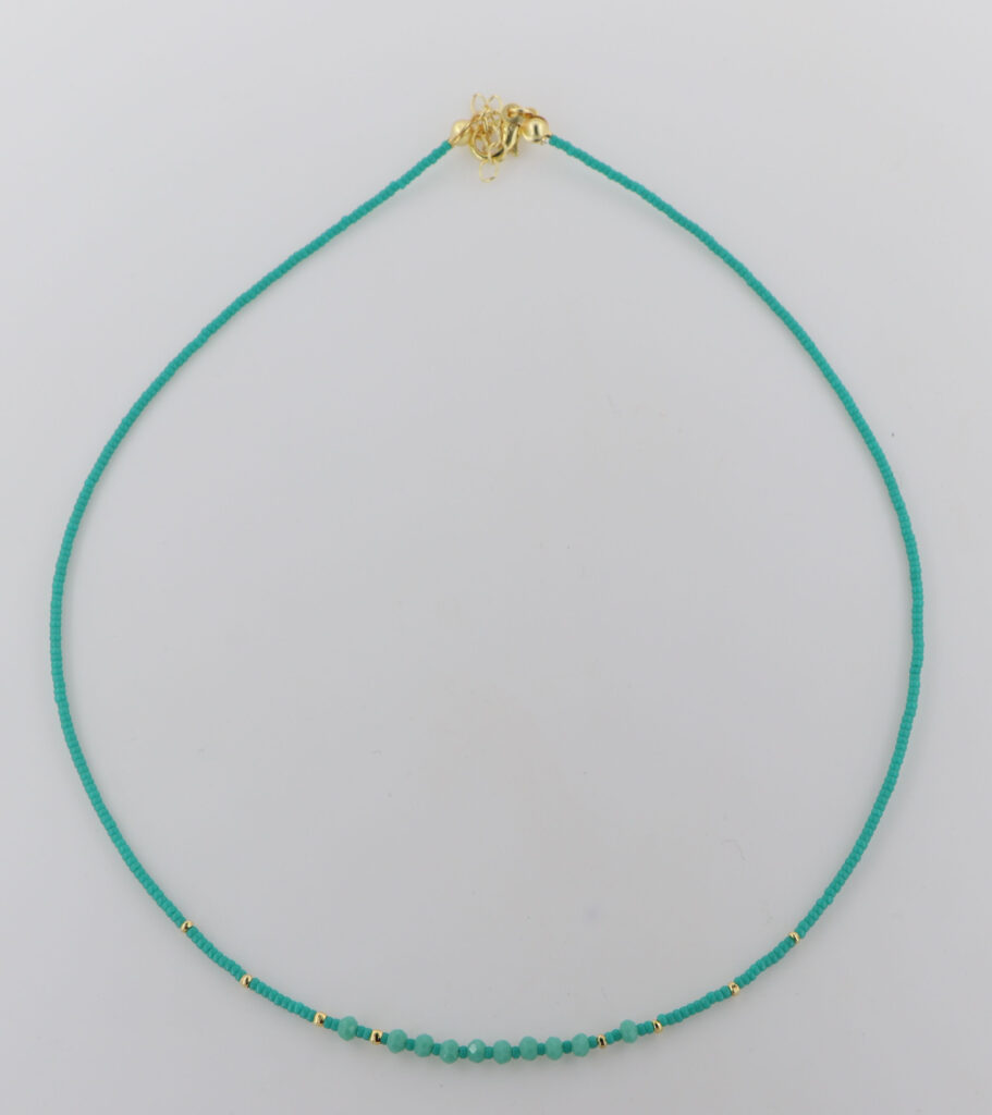 Κολιέ γυναικείο με ημιπολύτιμους λίθους και επιχρυσωμένες λεπτομέρειες.