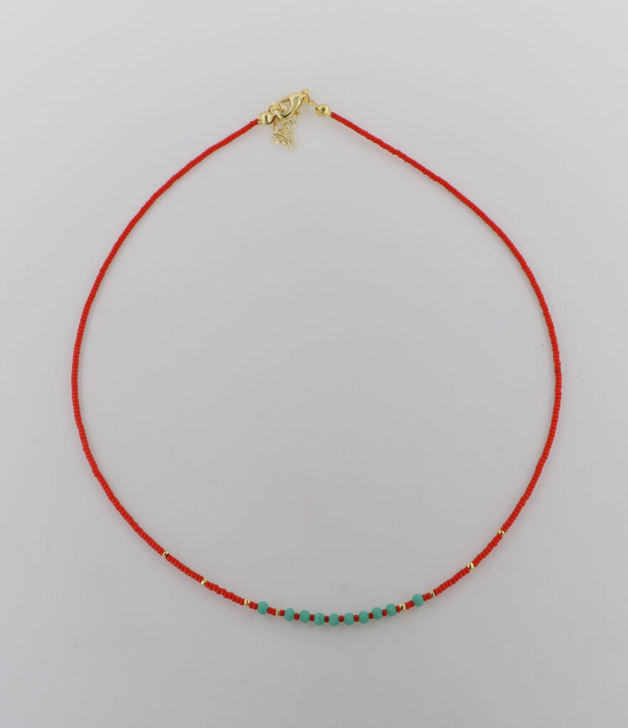 Κολιέ γυναικείο με ημιπολύτιμους λίθους και επιχρυσωμένες λεπτομέρειες.