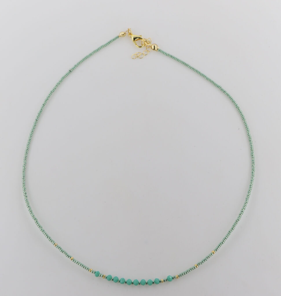 Κολιέ γυναικείο με ημιπολύτιμους λίθους και επιχρυσωμένες λεπτομέρειες.