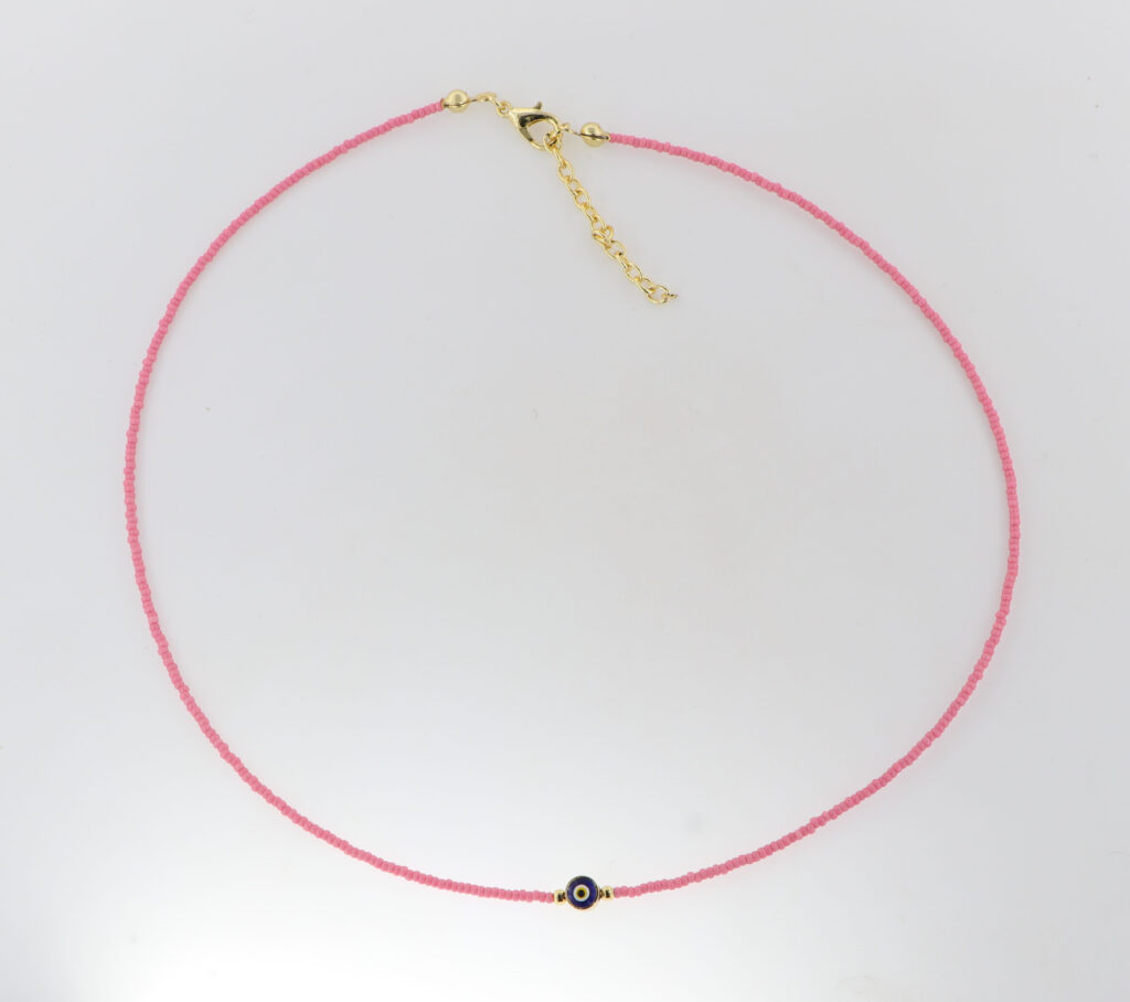 Κολιέ γυναικείο με ημιπολύτιμους λίθους και επιχρυσωμένες λεπτομέρειες.