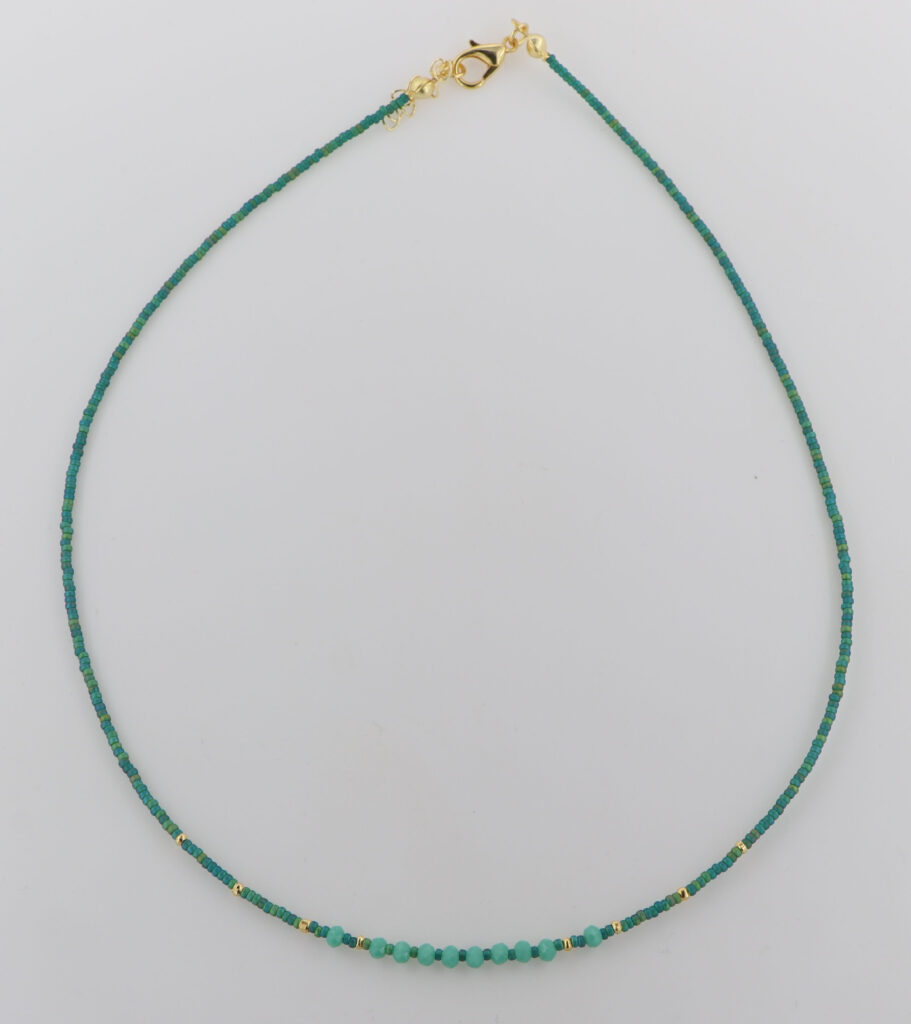 Κολιέ γυναικείο με ημιπολύτιμους λίθους και επιχρυσωμένες λεπτομέρειες.