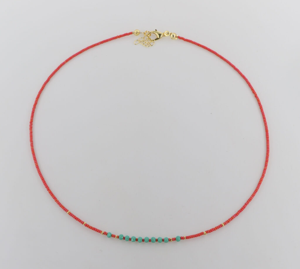 Κολιέ γυναικείο με ημιπολύτιμους λίθους και επιχρυσωμένες λεπτομέρειες.