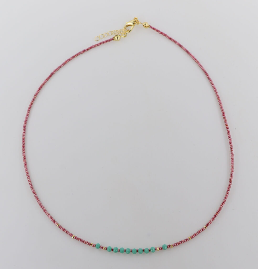 Κολιέ γυναικείο με ημιπολύτιμους λίθους και επιχρυσωμένες λεπτομέρειες.