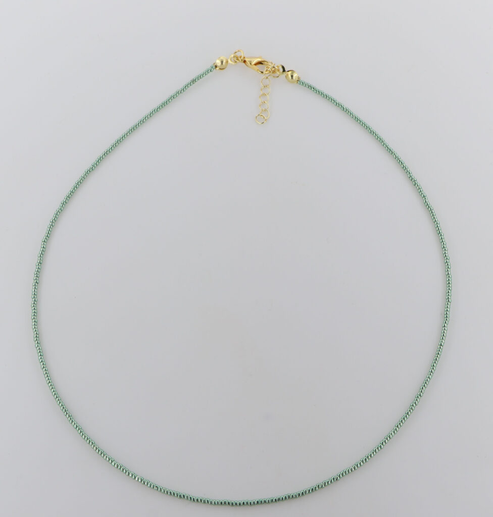 Κολιέ γυναικείο με ημιπολύτιμους λίθους και επιχρυσωμένες λεπτομέρειες.