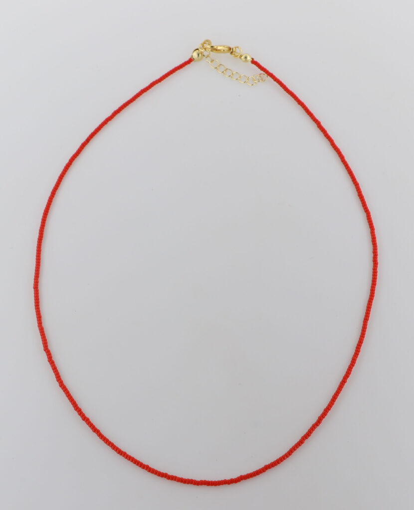 Κολιέ γυναικείο με ημιπολύτιμους λίθους και επιχρυσωμένες λεπτομέρειες.