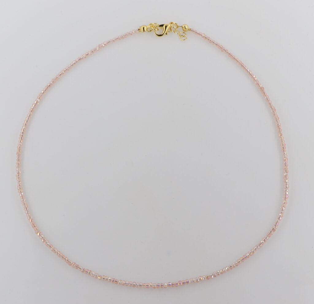 Κολιέ γυναικείο με ημιπολύτιμους λίθους και επιχρυσωμένες λεπτομέρειες.