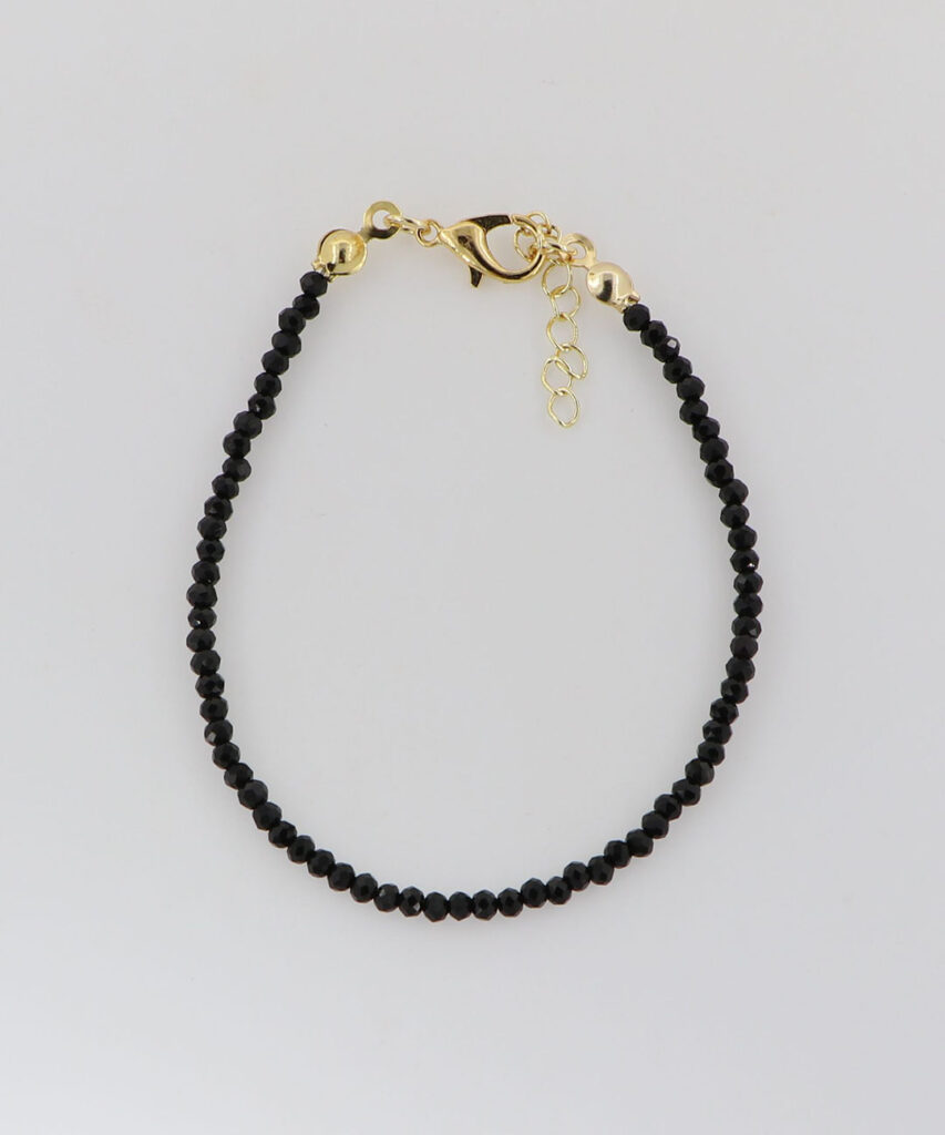 Βραχιόλι γυναικείο με μαύρες πέτρες & επιχρυσωμένες λεπτομέρειες.