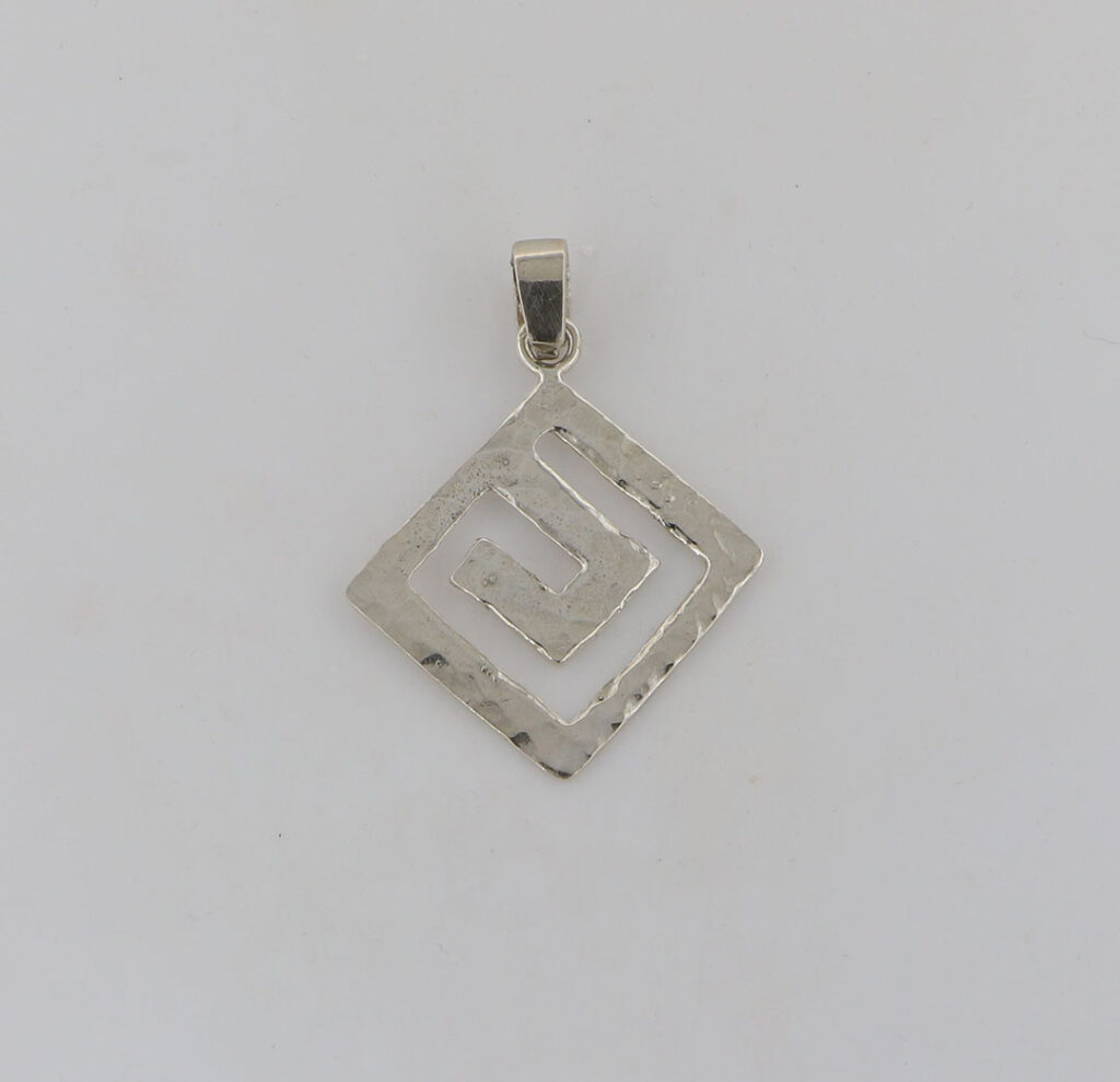 Μενταγιόν σφυρίλατος Μαίανδρος από ασήμι 925.