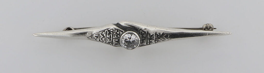 Καρφίτσα Ασημένια με σκάλισμα και ζιργκόν