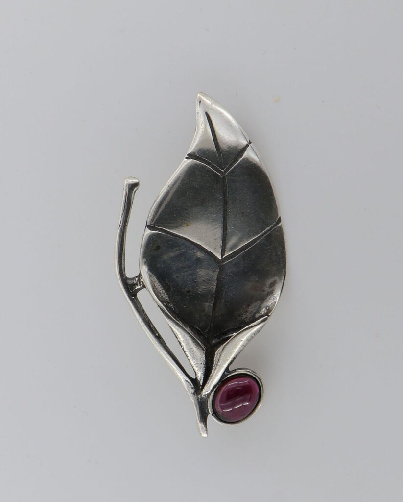 Καρφίτσα Ασημένια φύλλο με γρανάδα