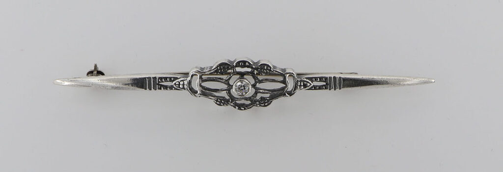 Καρφίτσα Ασημένια με σκάλισμα και ζιργκόν