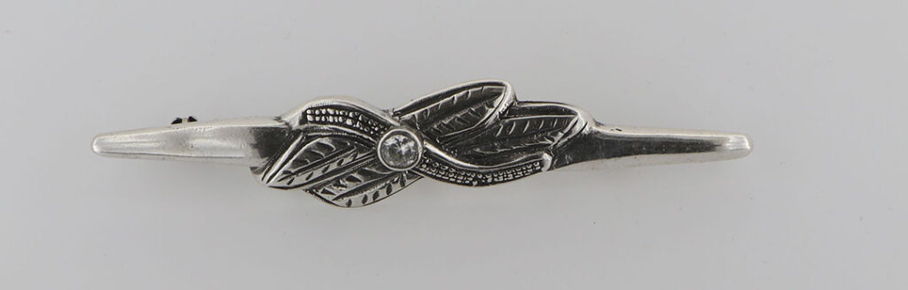 Καρφίτσα Ασημένια με σκάλισμα και ζιργκόν