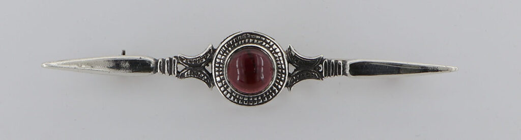 Καρφίτσα Ασημένια με σκάλισμα και γρανάδα