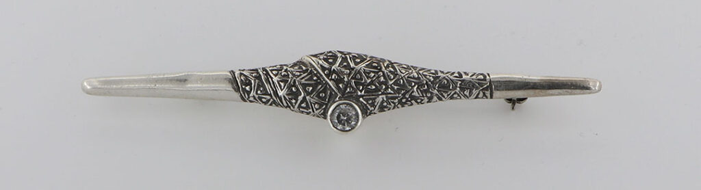 Καρφίτσα Ασημένια με σκάλισμα και ζιργκόν