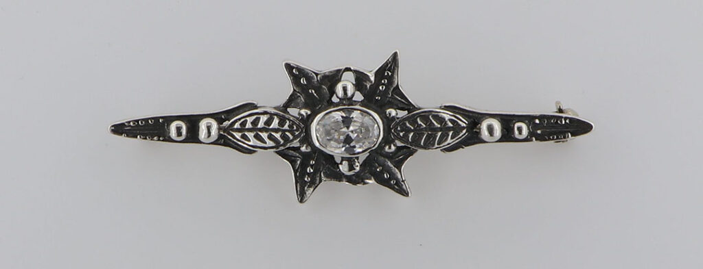 Καρφίτσα Ασημένια με σκάλισμα και ζιργκόν