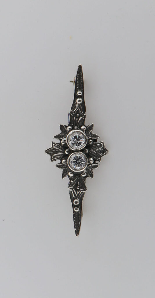 Καρφίτσα Ασημένια με σκάλισμα και ζιργκόν