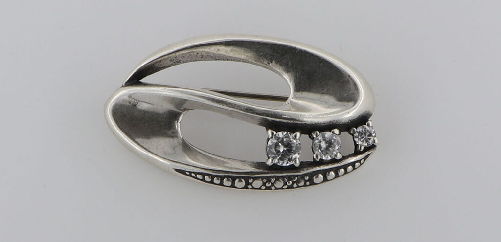 Καρφίτσα Ασημένια με σκάλισμα και ζιργκόν