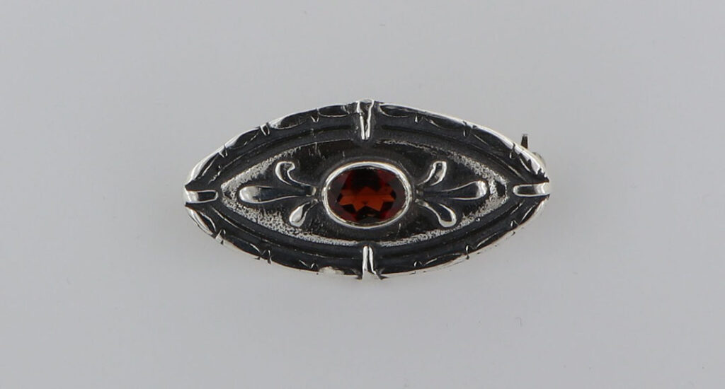 Καρφίτσα Ασημένια με σκάλισμα και ζιργκόν