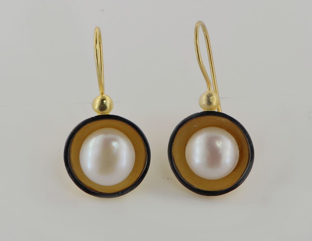 Σκουλαρίκια επίχρυσα από ασήμι 925 και ημιπολύτιμους λίθους.